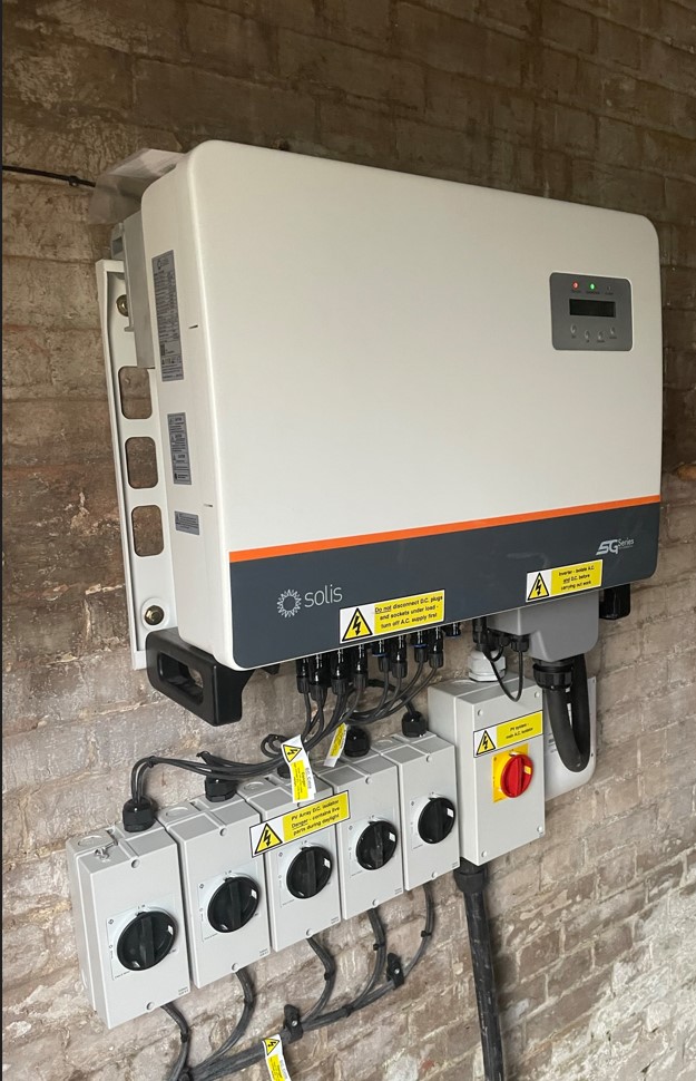 Wall-mounted commercial solar PV inverter with isolators